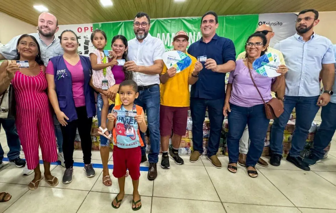 PcD, idosos e trabalhadores rurais recebem  750 cestas de alimentos em Manacapuru