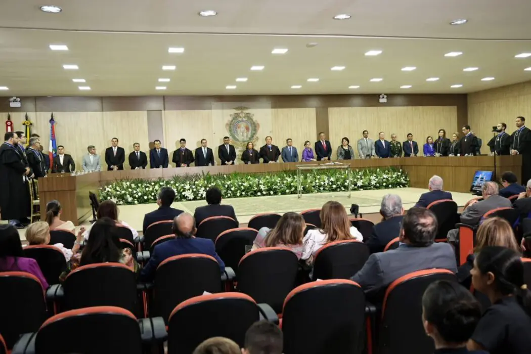Presidente do TCE-AM participa de solenidade de posse da nova presidência do TRE-AM