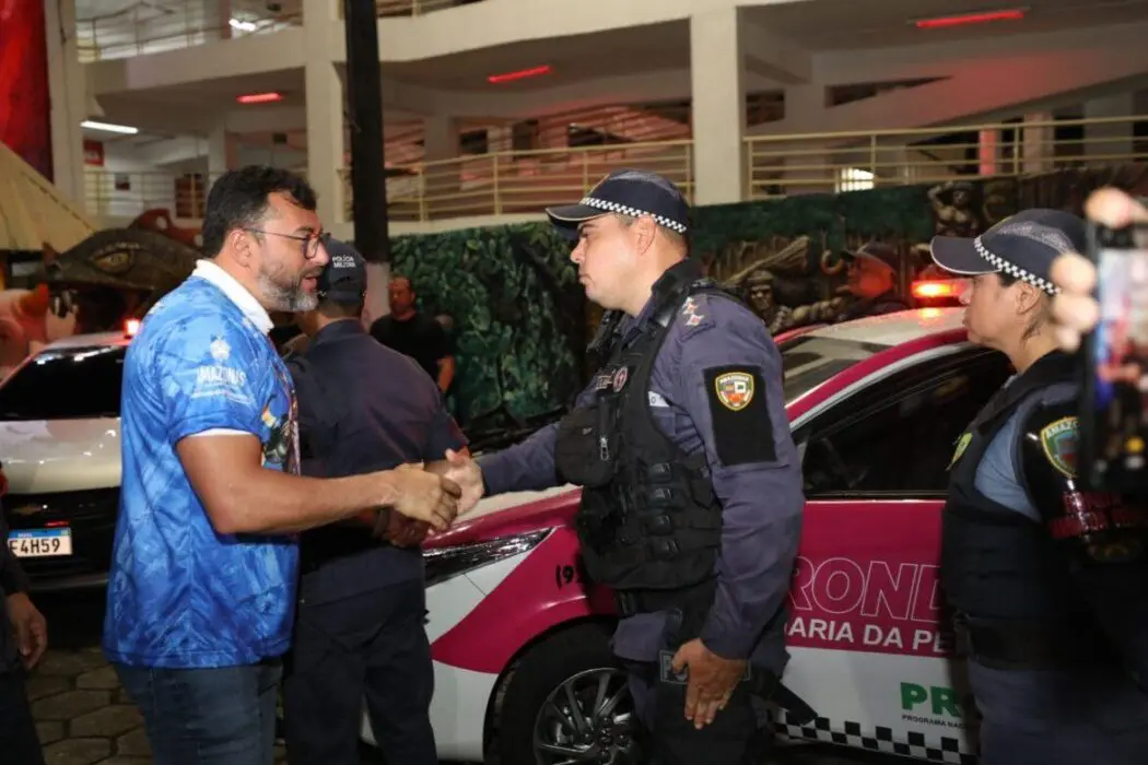 Governo do Amazonas realiza entrega de lancha, fuzis e viaturas para a segurança, em Parintins