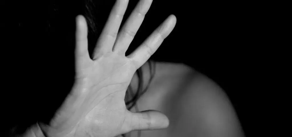 Homem invade casa e mata ex-namorada e o pai dela