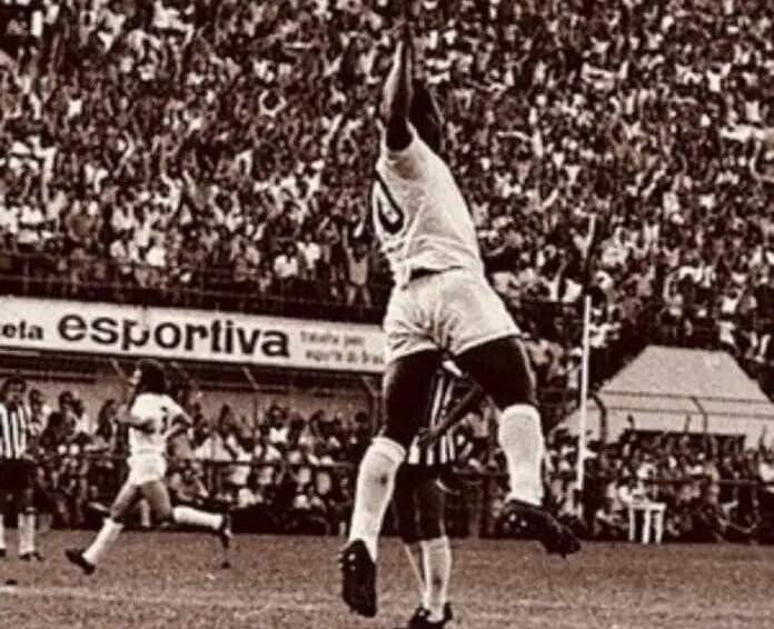 O Amazonas FC, clube que conta com o apoio do Governo do Estado, enfrentará o Santos FC na Arena da Amazônia, no próximo sábado (11/05), em partida válida pela 4ª rodada da Série B do Campeonato Brasileiro. A Onça Pintada será o quinto adversário amazonense da equipe paulistana, completam a lista Fast Clube, Nacional, Princesa do Solimões e Rio Negro. “A Arena da Amazônia está preparada para receber esse grande jogo. O Amazonas vem disputando competições de alto nível e o Governo do Estado vem oferecendo o suporte necessário para que a equipe possa continuar crescendo e levando o nosso futebol aos lugares mais altos”, disse o secretário de Estado do Desporto e Lazer (Sedel), Jorge Oliveira. O Santos veio à Manaus pela primeira vez em 1968, quando enfrentou Fast e Nacional, em partidas amistosas no estádio Ismael Benigno, foram duas vitórias com Pelé marcando em ambos os jogos. Em Campeonato Brasileiro, o Alvinegro enfrentou o Tricolor mais uma vez e o Leão da Vila Municipal outras 6, sendo um empate em dois a dois o melhor resultado, alcançado pelo Nacional em 1982, no estádio Vivaldo Lima. O Rio Negro enfrentou o Santos em 4 oportunidades, todas pelo Brasileirão, com o primeiro confronto acontecendo em 1973 e terminando em empate por 1 a 1. A última vez que o tricampeão da América veio à Manaus foi pela Copa do Brasil de 2014, quando enfrentou o Princesa do Solimões, de Manacapuru (68 quilômetros distantes de Manaus), na Arena da Amazônia recém-inaugurada na época, com vitória paulista pelo placar de 2 a 1. No próximo sábado, na Arena da Amazônia, o Amazonas FC busca reabilitação no Brasileirão Série, com um ponto, a equipe vem de derrota fora de casa para a Ponte Preta. O Santos está invicto na competição, conquistando três vitórias em três rodadas, além de possuir o melhor ataque e defesa da competição.