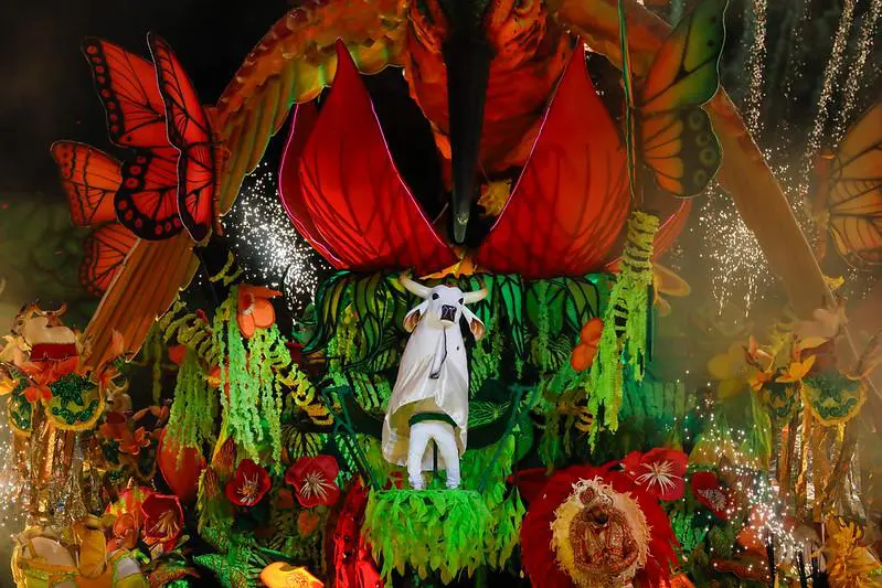 Com o tema da primeira noite “Menina dos Olhos do Mundo”, como parte do projeto “Segredos do Coração”, o Boi Garantido encerrou o primeiro dia do 57º Festival de Parintins, promovido pelo Governo do Amazonas, na madrugada deste sábado (29/06). Este ano, as apresentações acontecem nos dias 28, 29 e 30 de junho. O presidente do Boi-bumbá Garantido, Fred Góes, destacou a importância de todo o corpo artístico para fazer um espetáculo tranquilo e pronto para a disputa do 33º título este ano. “O coração está louco para revelar os grandes segredos. Posso dizer que o coração está bem, fechando a primeira noite sem nenhum estresse e com a nossa galera pronta para explodir. O artista é o vetor de todos nós, porque é ele quem nos anima e nos coloca para o alto”, declarou o presidente do Boi Garantido, Fred Góes. Foto: Mauro Neto/Secom A primeira noite conduziu na arena a origem da vida, com base na resistência e sabedoria de uma das maiores nações indígenas do Brasil: os Sateré-Mawé. Um dos grandes destaques da noite foi a entrada da cunhã-poranga do boi vermelho e branco, Isabelle Nogueira. Descendo do alto de uma alegoria, representando o item 9, Isabelle encantou e ganhou um verso na arena do amo do boi, João Paulo Faria, que falou sobre a felicidade de todos os itens individuais. “Estou muito feliz com o trabalho do nosso boi. Nós, itens individuais, nos sentimos seguros de entrar na arena e saber que teremos na retaguarda um boi muito forte”, destacou o amo do boi, João Paulo Faria. Para a carioca Isabela Domingos, 34, este é o terceiro ano que ela cruza o Brasil para conferir de perto o espetáculo apresentado no Bumbódromo. Desde a primeira vez que veio, ela explica que já tinha sido escolhida pelo Boi Garantido. Foto: Mauro Neto/Secom “Eu acho o Festival de Parintins incrível e maravilhoso. Eu vim aqui para apreciar o meu Boi Garantido. Venho para sentir essa emoção que bate no meu coração”, disse a carioca Isabela Domingos. 57º Festival de Parintins O Festival de Parintins é realizado no último fim de semana do mês de junho. Neste ano, o evento ocorre nos dias 28, 29 e 30 de junho. As ações do Governo visam fortalecer a promoção cultural, o turismo, a sustentabilidade, além de ações na segurança, fiscalização de embarcações e o combate à violação de direitos humanos.