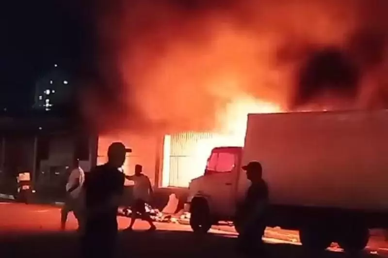 Incêndio atinge parte de sede do Rio Negro Clube