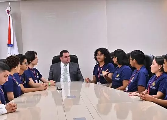 Incentivo à participação de jovens no processo político é tema de lei assinada por Roberto Cidade