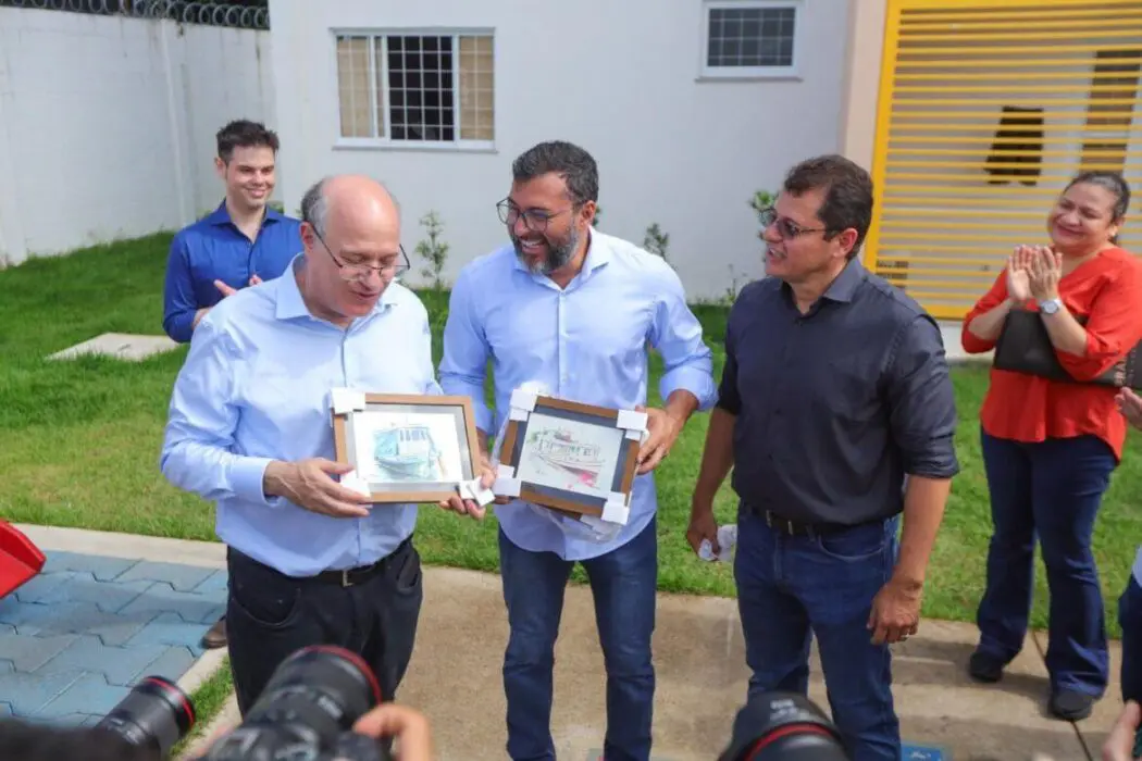 Quadros de artistas parintinenses vão para escritório do presidente do BID, nos Estados Unidos