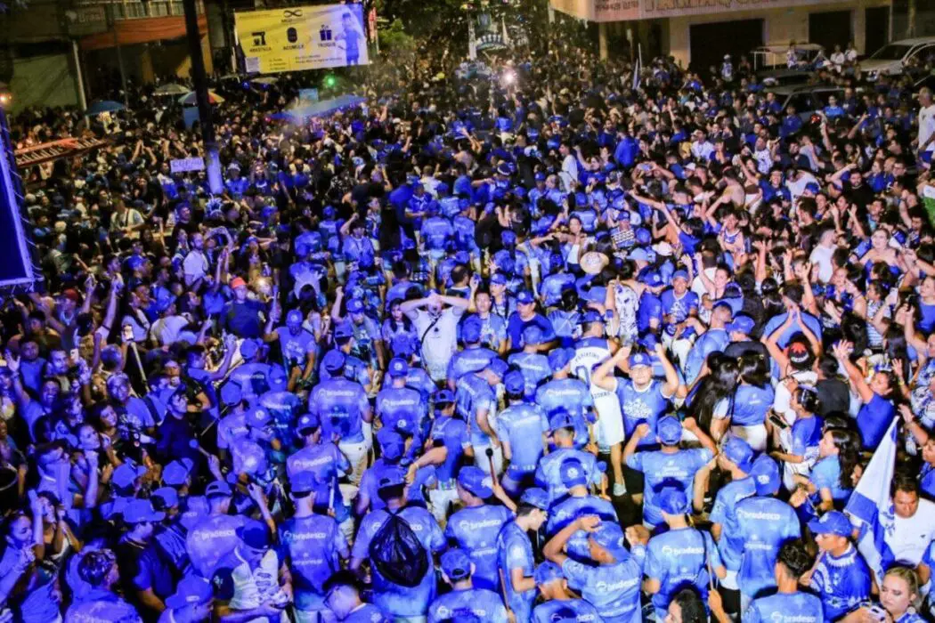 Boi de Rua: Caprichoso arrasta multidão azulada pelas ruas de Parintins