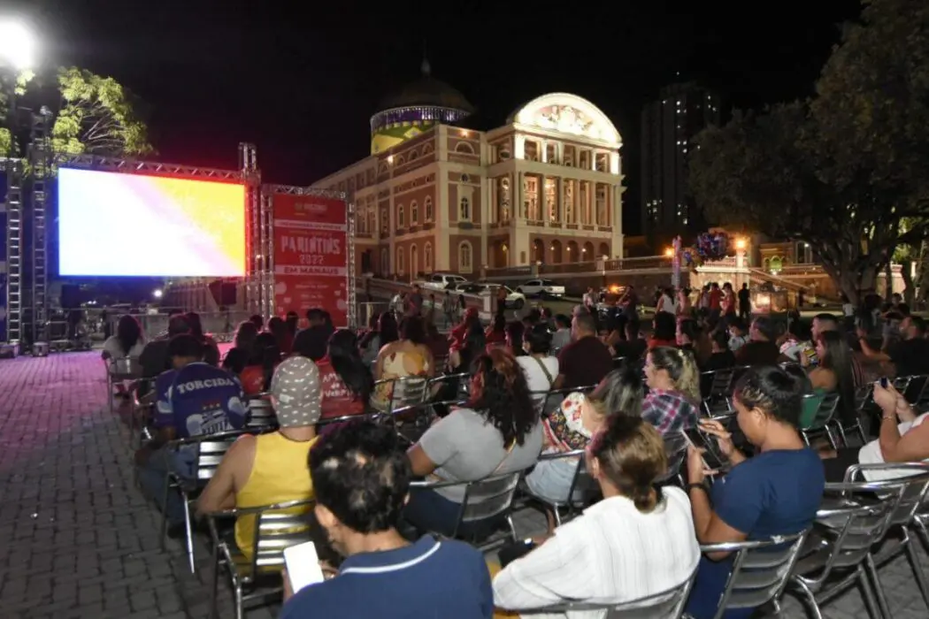 Festival de Parintins 2024: Largo de São Sebastião terá transmissão das três noites da Festa dos Visitantes Torcedores que ficaram em Manaus terão, pelo terceiro ano consecutivo, um local para torcer juntos por seus bois-bumbás Pelo terceiro ano consecutivo, os torcedores de Caprichoso e Garantido, que não foram a Ilha Tupinambarana, poderão acompanhar o 57º Festival de Parintins 2024 direto do Largo de São Sebastião, no Centro de Manaus. O Governo do Amazonas, por meio da Secretaria de Estado de Cultura e Economia Criativa, vai montar uma estrutura para a transmissão ao vivo das noites de apresentações (28, 29 e 30 de junho). Além disso, a Festa dos Visitantes, patrocinada pela Empresa Eneva, que antecede o Festival, no dia 27 de junho, também terá transmissão no Largo, com a mesma estrutura, a partir das 17h. O evento terá como atrações principais os cantores Thiaguinho e Belo, além de várias atrações locais. A estrutura contará com telão, cadeiras e segurança no Largo de São Sebastião. Na quinta-feira (27/06), a programação se estenderá até meia-noite, enquanto, nos dias 28, 29 e 30 a transmissão tem início às 20h, se estendendo até o final das apresentações de Caprichoso e Garantido. A estrutura para a transmissão das quatro noites será montada na quarta-feira (26/06) no Largo de São Sebastião. Festa dos Visitantes Promovida pelo Governo do Amazonas, por meio da Secretaria de Cultura e Economia Criativa, Agência Amazonense de Desenvolvimento Cultural (AADC), a Festa dos Visitantes, que pelo segundo ano será realizada no Bumbódromo, vai contar, ainda, com o apoio das empresas Bradesco, o Boticário e Centro Universitário de Ensino Superior do Amazonas (CIESA). Atrações locais A festa contará com um palco 360º para receber os shows de Márcia Novo, Uendel Pinheiro, DJ Rafa Militão, Rebecca Grana, Leonardo Castelo e Jr Paulain, além de Paula Gomes e Márcia Siqueira. Sobre a Eneva A Eneva é a principal operadora privada de gás natural onshore no Brasil, atuando desde a exploração e produção até o fornecimento de soluções de energia. Com ativos em diversos estados brasileiros, a empresa opera 14 campos de gás natural nas Bacias do Parnaíba (MA) e Amazonas (AM), totalizando uma área de concessão superior a 63 mil km², a maior do Brasil. Possui um parque de geração com 5,95 GW de capacidade contratada, incluindo termelétricas nos estados do Maranhão, Ceará, Sergipe, Roraima, e o Complexo Solar Futura na Bahia, que iniciou a operação em 2023.