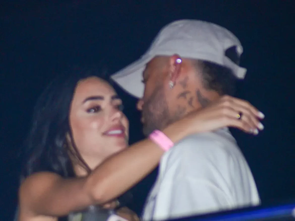 O amor venceu! Neymar e Bruna Biancardi trocam beijos em show de Thiaguinho em SP