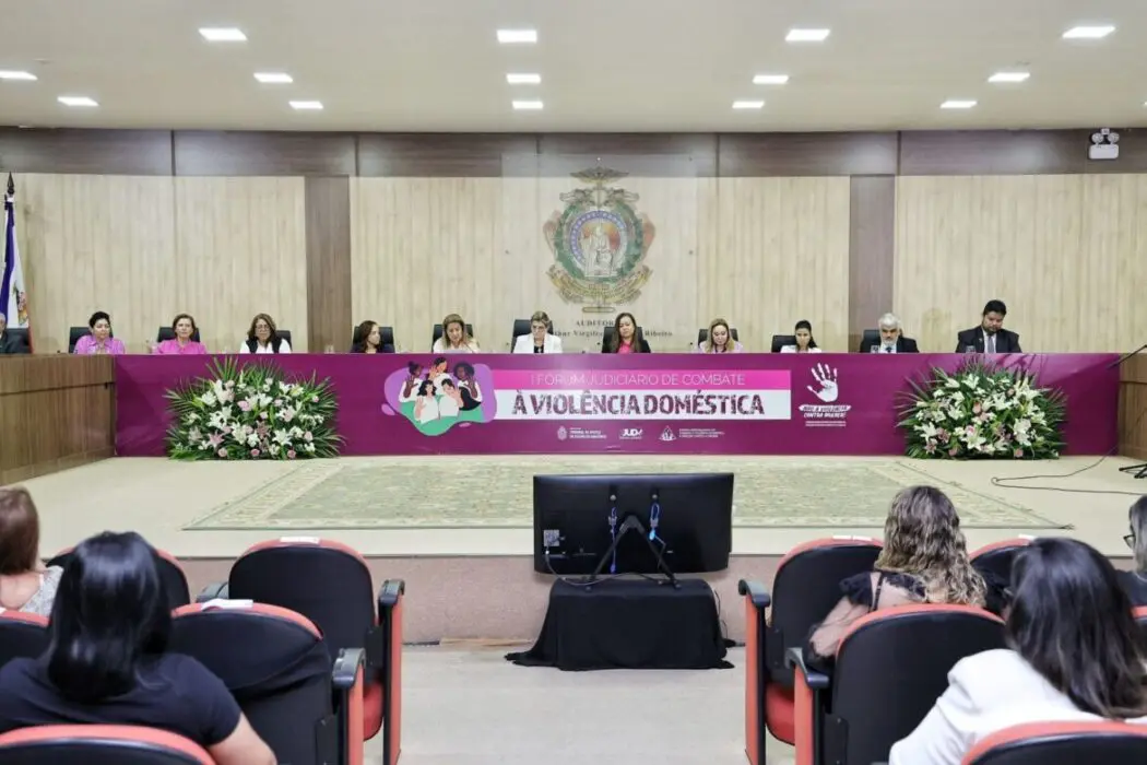 Conselheiro do TCE-AM prestigia Primeiro Fórum Judiciário de Combate à Violência Doméstica