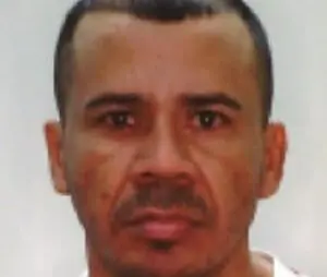 Polícia Civil divulga imagem de homem procurado por roubo praticado em estacionamento de supermercado