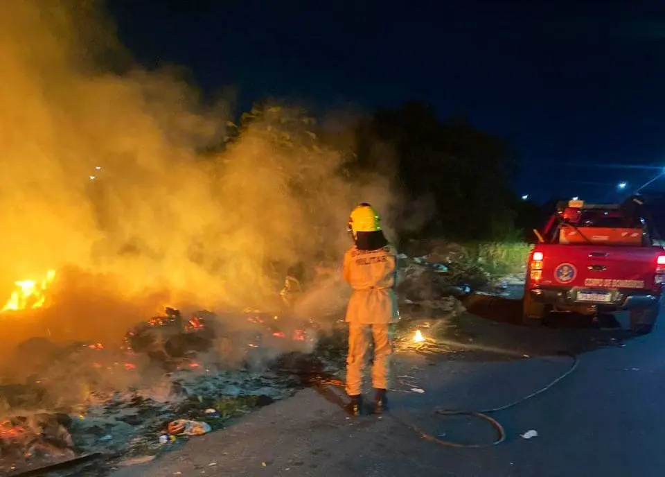 Bombeiros da Operação Céu Limpo combatem incêndio em área de vegetação no bairro Distrito Industrial