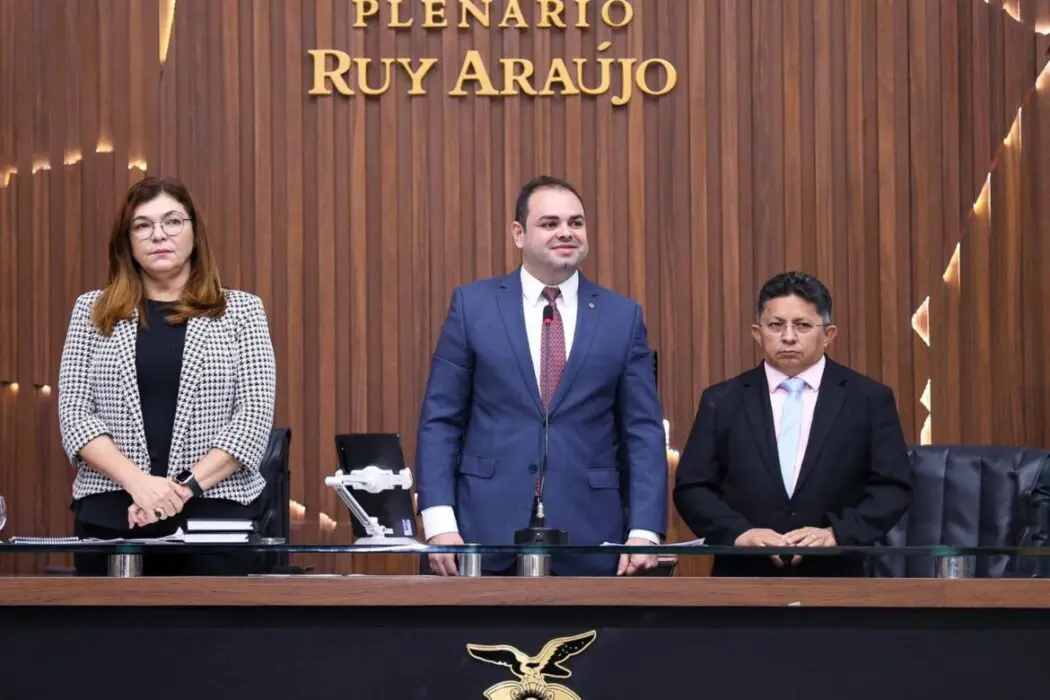 Presidente Roberto Cidade comanda votação de projeto que aumenta faixa de isenção do IPVA