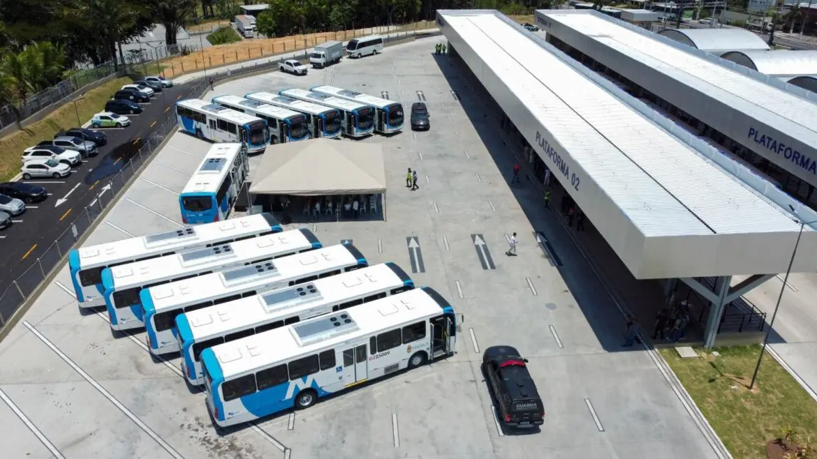 Greve de motoristas e cobradores afeta transporte público de Manaus