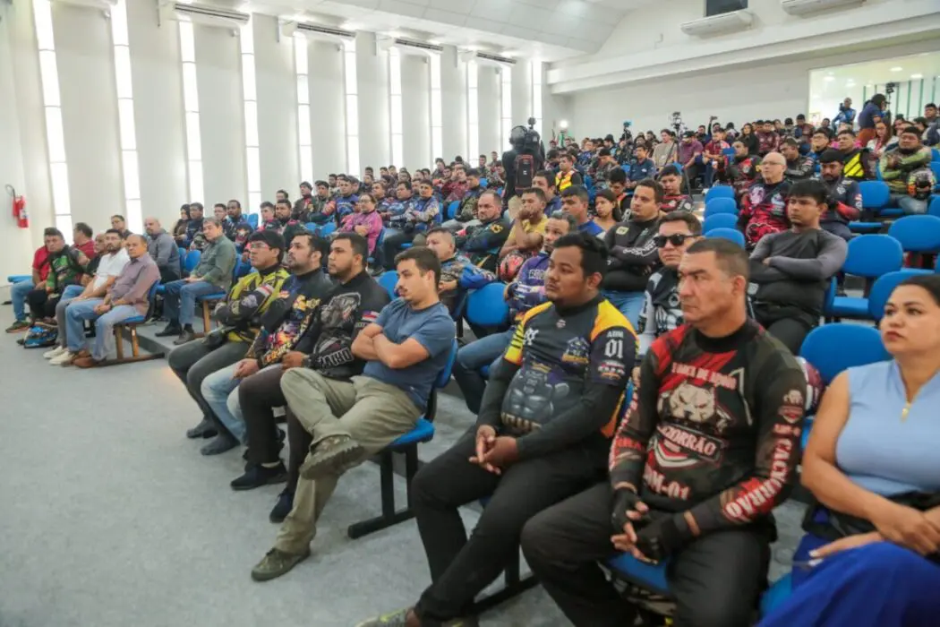 Prefeitura de Manaus promove audiência pública para ouvir motociclistas que trabalham em transporte por aplicativo