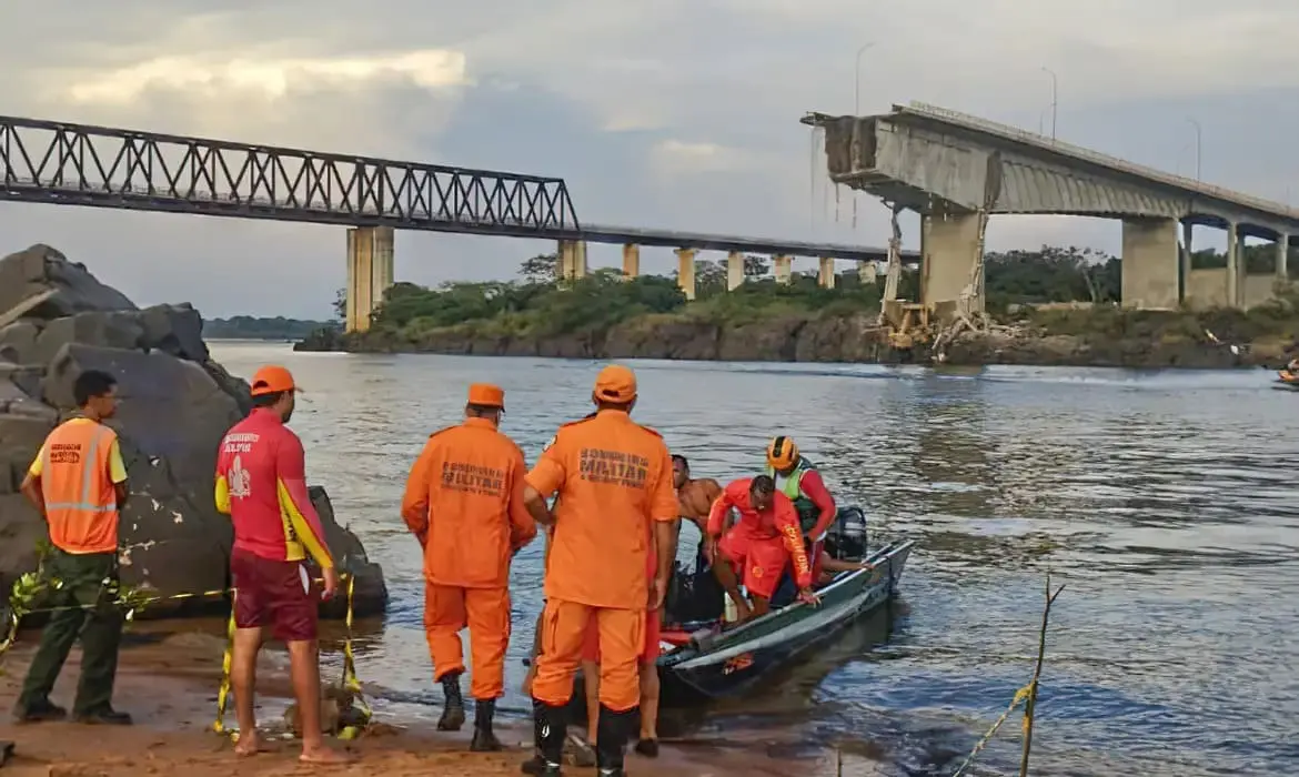 Resgatado corpo em cabine de caminhão submerso após queda de ponte