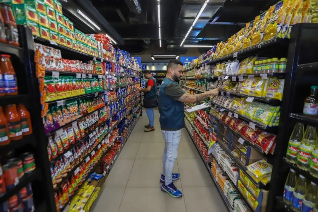 Pesquisa do Procon Manaus aponta variação de preços da cesta básica em supermercados da capital
