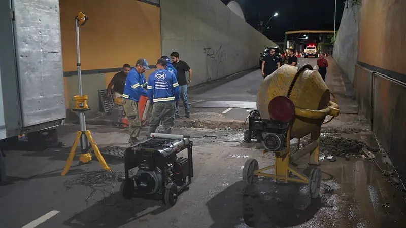 Prefeitura de Manaus finaliza serviço de instalação de novas tampas no viaduto Roberto Campos, no bairro São Jorge