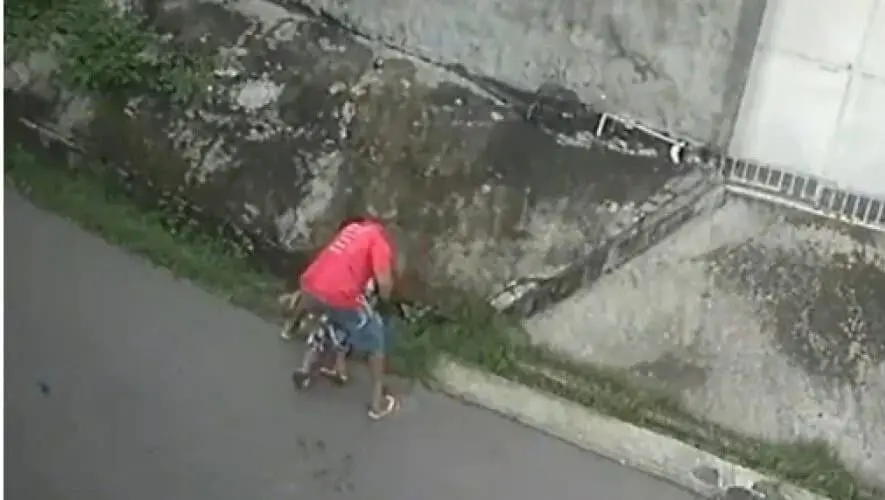 Vídeo: homem é preso após atacar mulher a t3souradas por suposto roubo em Manaus