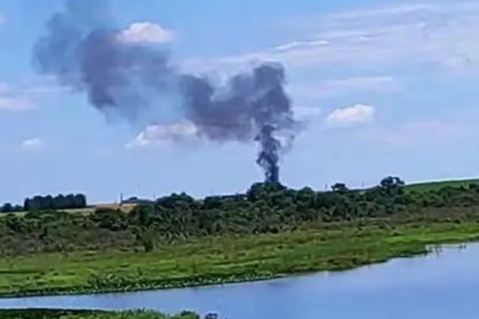 Avião de pequeno porte cai no interior de SP, causando explosão e morte de duas pessoas