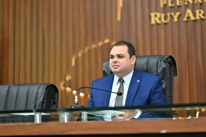 Presidente da Aleam, Roberto Cidade comanda votação que apreciou 21 matérias legislativas