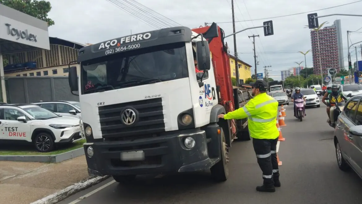Prefeitura de Manaus monitora fluxo de veículos pesados na avenida Constantino Nery
