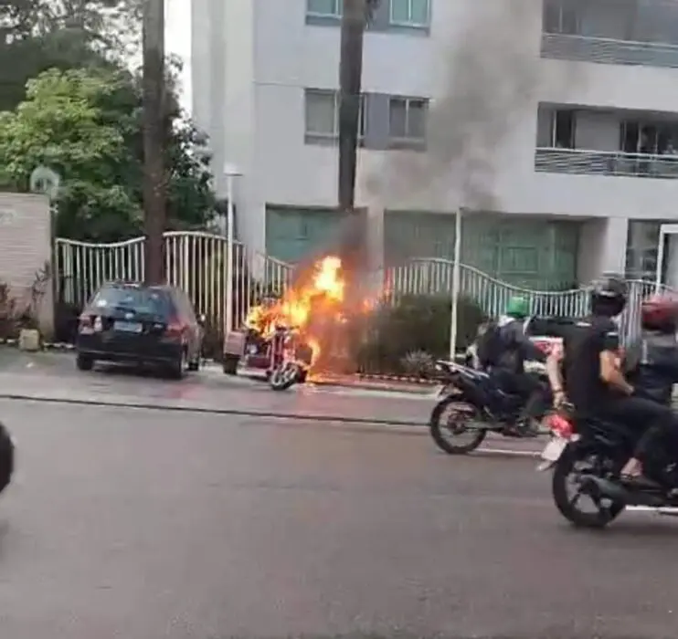 Moto pega fogo em estacionamento de prédio em Manaus