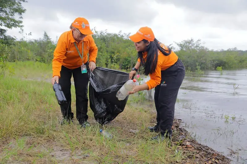 Prefeitura de Manaus realiza ação de limpeza no rio Tarumã-Açu com apoio da comunidade e da Ambev