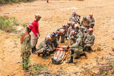 Simulado de busca e resgate em estruturas colapsadas prepara bombeiros para atuarem em cenários de desastres