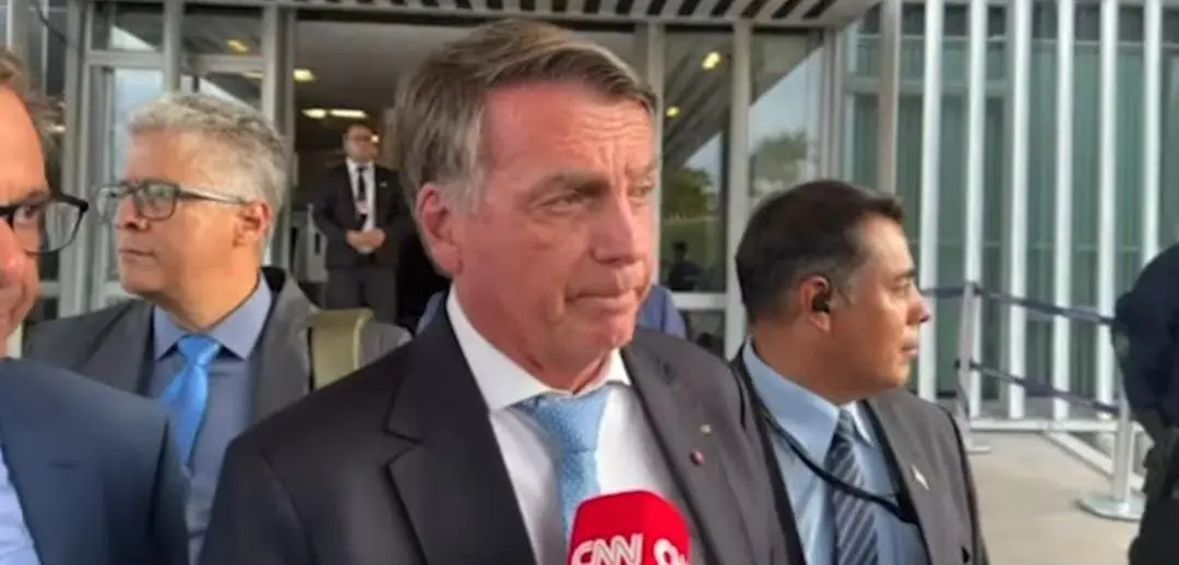 Com crise persistente de soluços, Bolsonaro faz nova cirurgia
