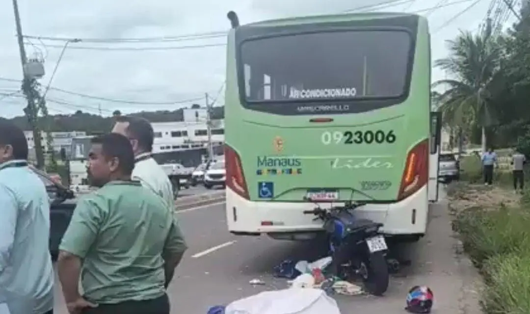 Mulher morr3 em grave acidente entre ônibus e moto em Manaus