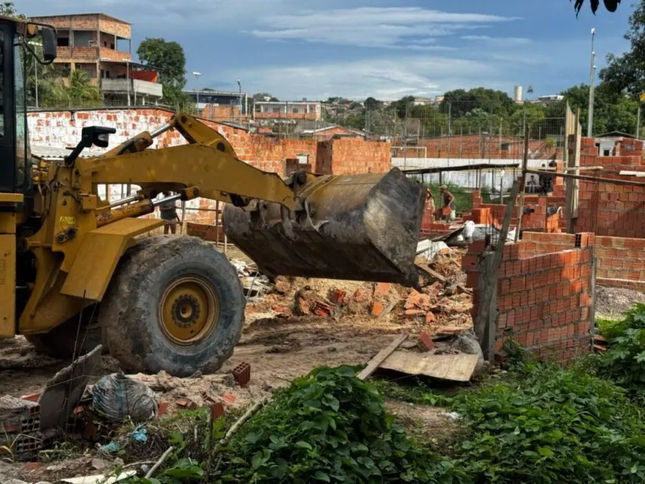 Prefeitura realiza demolição em área de preservação permanente no Tarumã