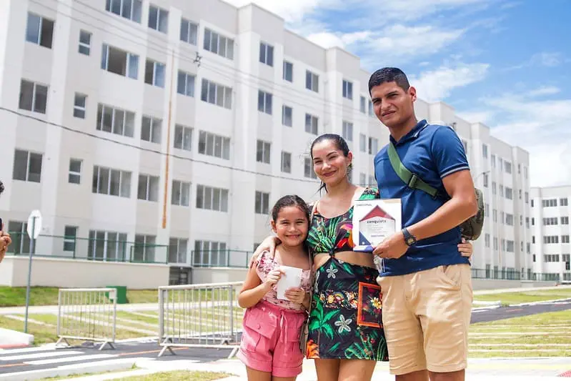 Famílias beneficiadas com subsídio do Amazonas Meu Lar começam a receber as chaves dos apartamentos