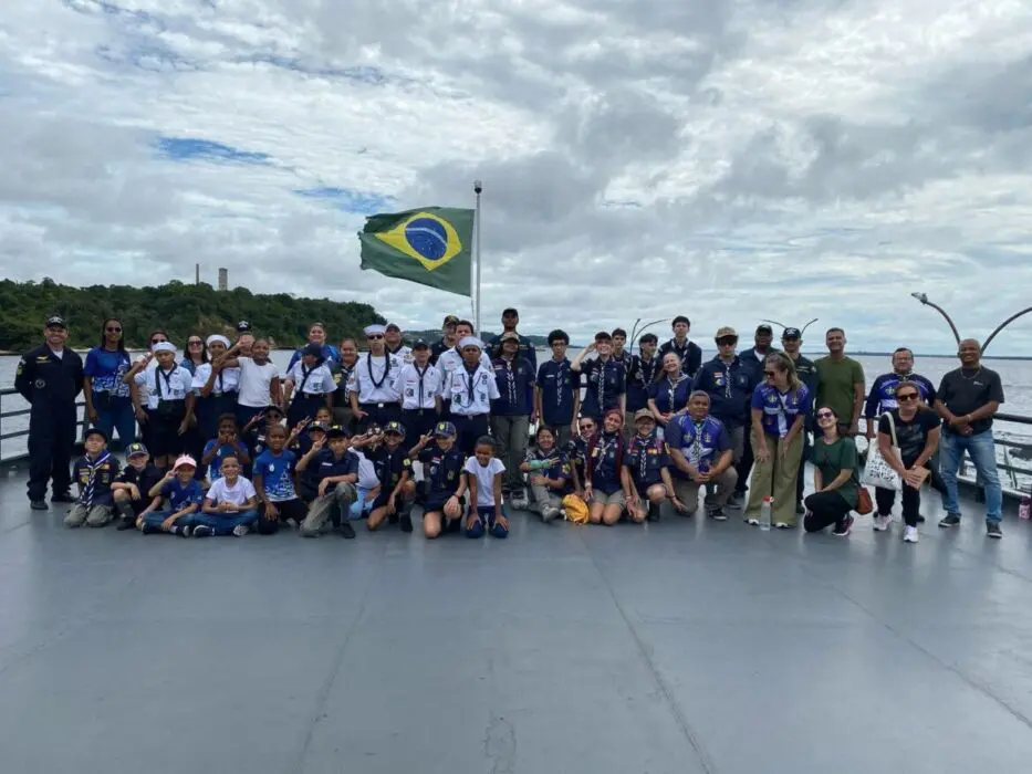 Escoteiros de Manaus participam de atividade a bordo de navio da Marinha do Brasil