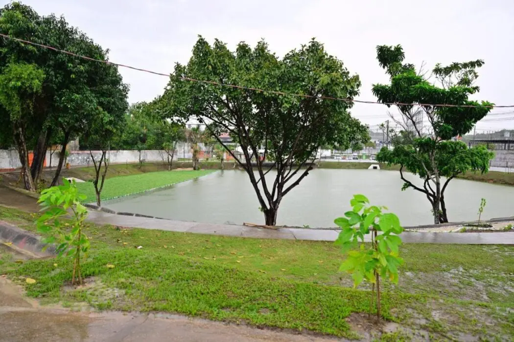 Prefeito David Almeida fiscaliza as obras de revitalização da Lagoa do Bombeamento neste domingo