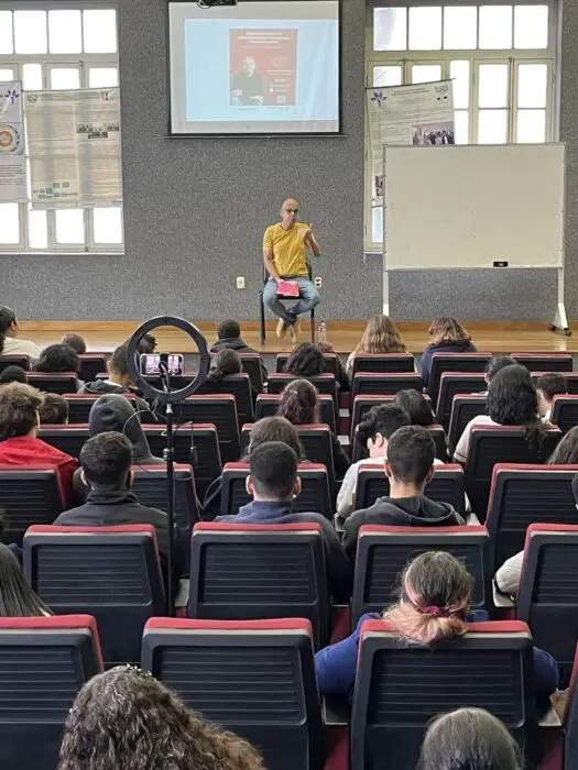 Livro Bullying, de Mar'Junior, é tema de palestras no Brasil
