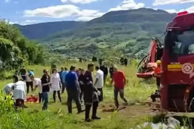 Acidente com ônibus que levava estudantes da UFSM deixa mortos e feridos