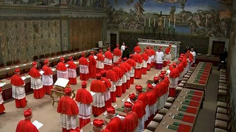 Cardeais entram na Capela Sistina para início do conclave