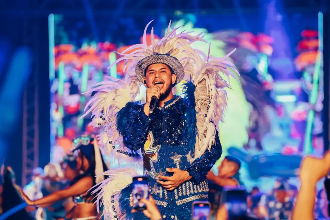 Caprichoso e Garantido fazem a festa de boi-bumbá para o lançamento do 58º Festival de Parintins na Ilha Tupinambarana