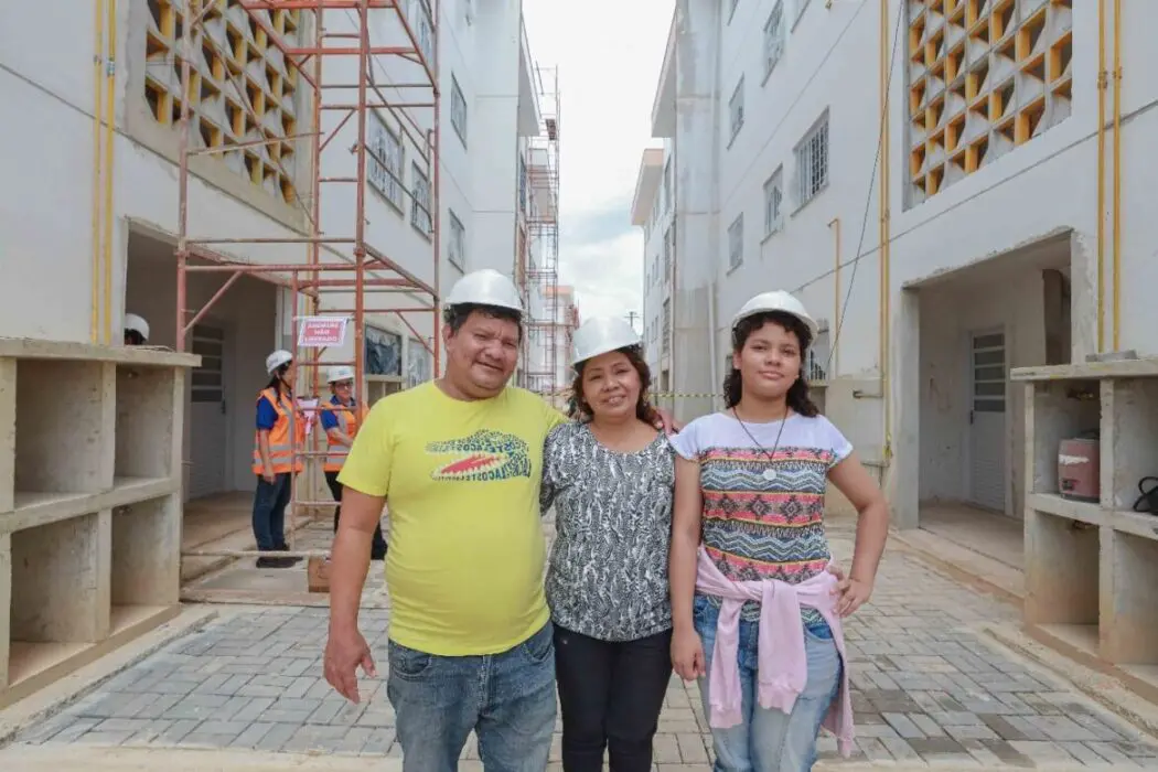 Famílias atendidas pelo Prosamin+ visitam as futuras moradias no Residencial Maués