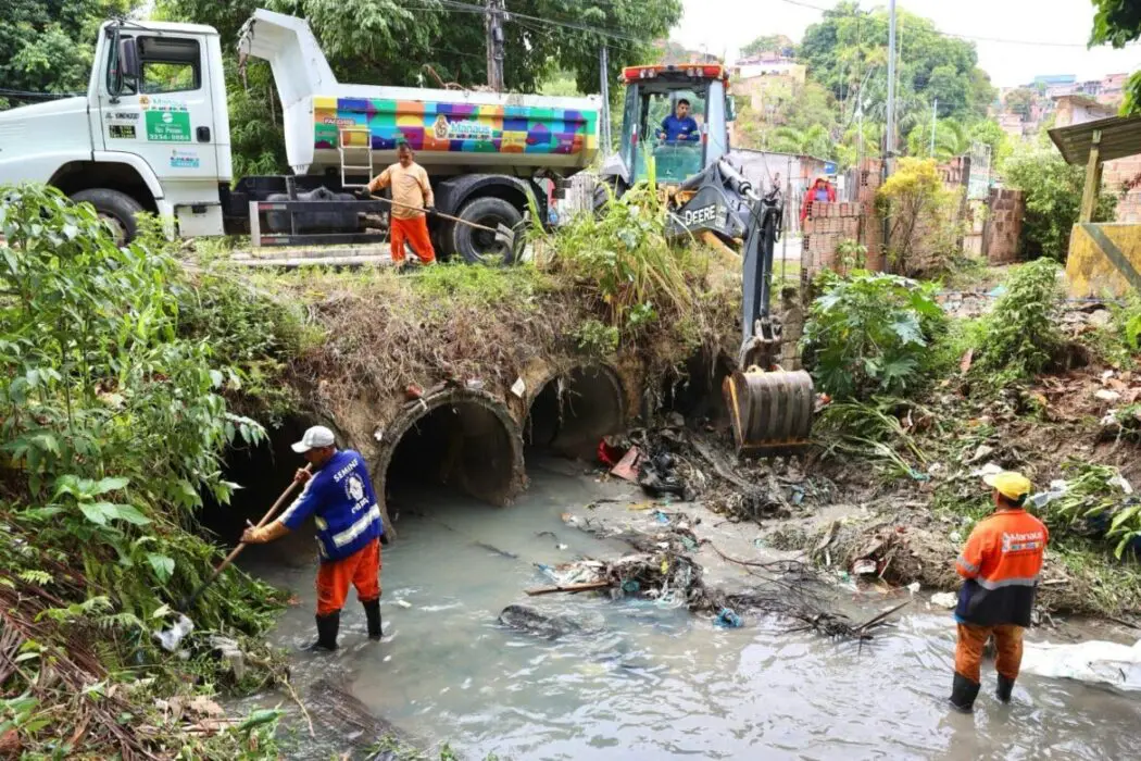 Prefeitura de Manaus reforça alerta sobre descarte irregular de lixo e destaca ações para reduzir alagações na cidade