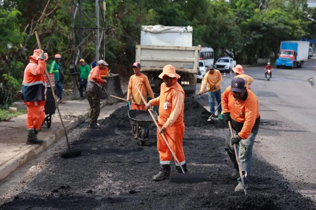 Prefeitura de Manaus executa serviço de recuperação asfáltica em avenida do Distrito Industrial