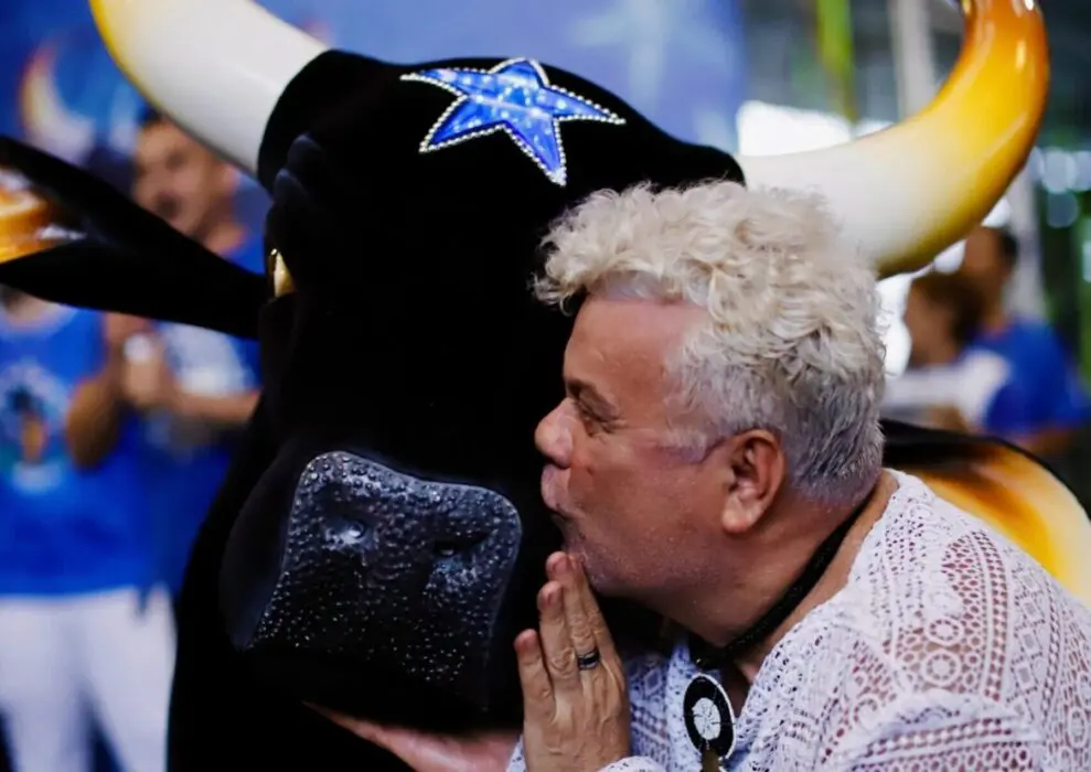 Milton Cunha visita galpão do Caprichoso e exalta artistas: “Vocês são a alma do festival”