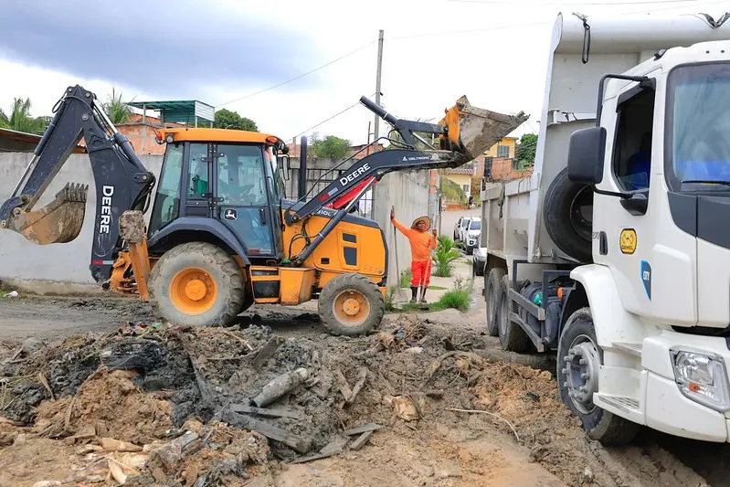 Prefeitura remove 200 toneladas de lixo e entulho acumulados às margens de igarapé na comunidade Águas Claras