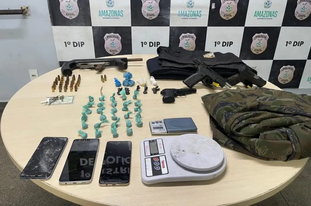 Quarteto é preso com armas de fogo e drogas em Manaus