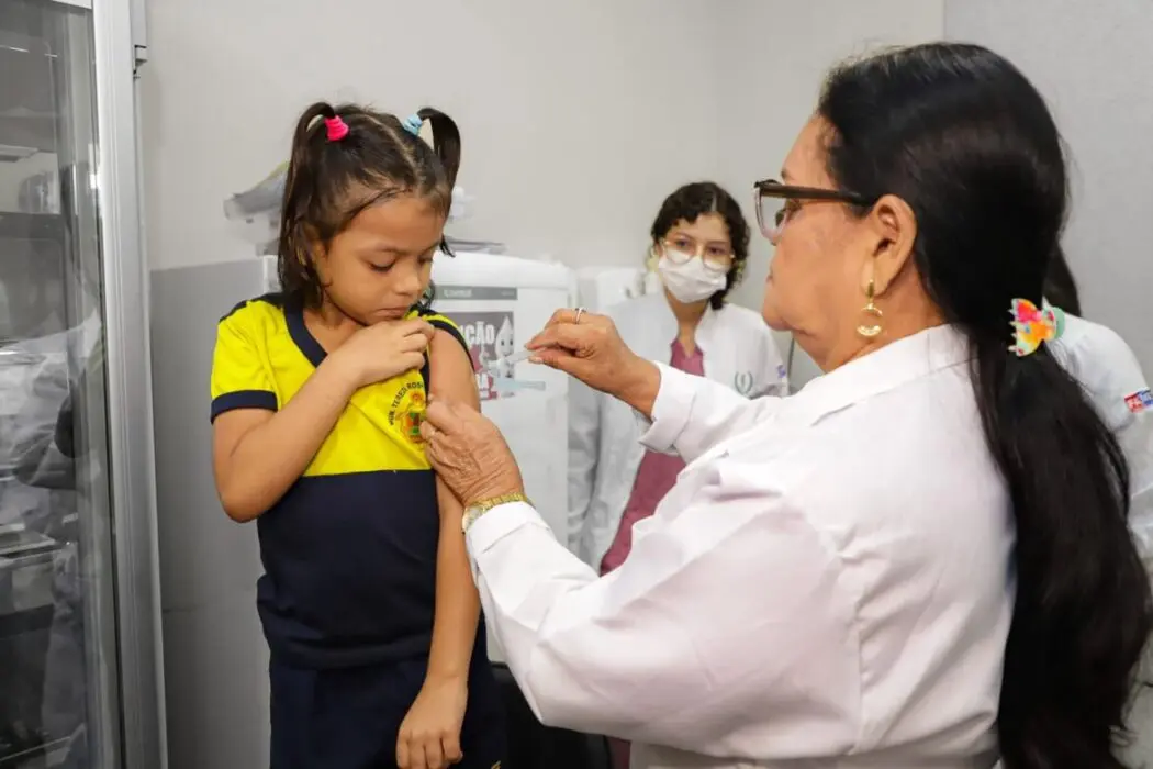Prefeitura de Manaus leva imunização a escolas para ampliar cobertura vacinal de crianças e adolescentes