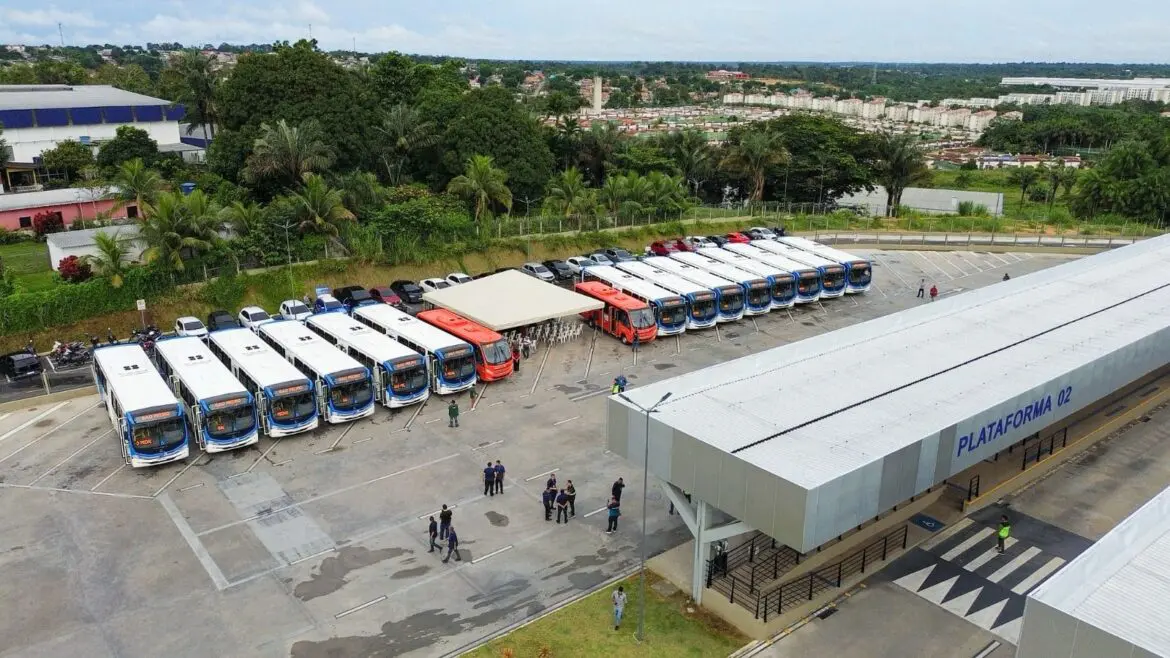 Com a meta de 120 ônibus novos neste ano, prefeito David Almeida entrega mais 23 ônibus e atinge a marca de 62 veículos renovados