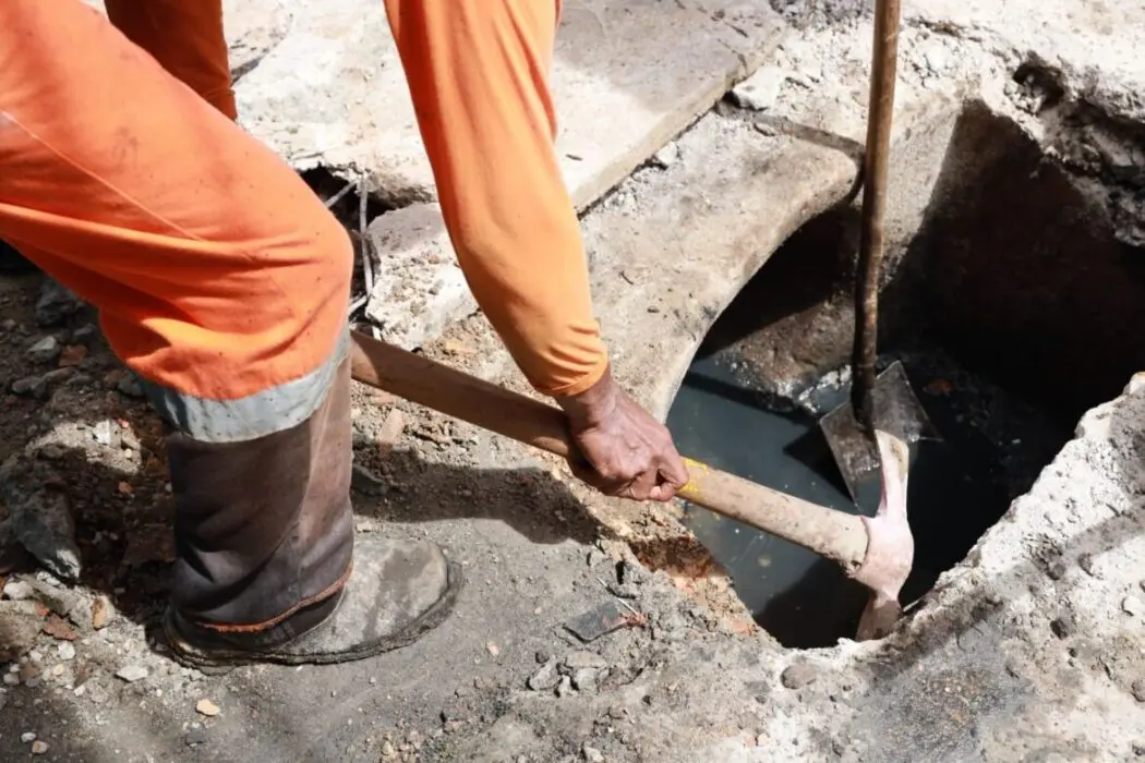 Prefeitura de Manaus trabalha no bairro Alvorada com os serviços de limpeza e desobstrução de tubulação