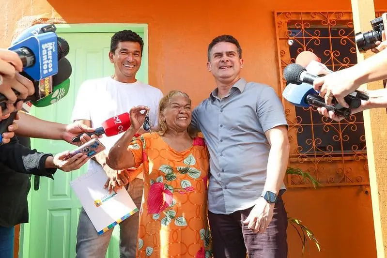 Prefeito David Almeida entrega casas reformadas pelo programa ‘Casa Manauara’ e chega a mais de 300 famílias beneficiadas