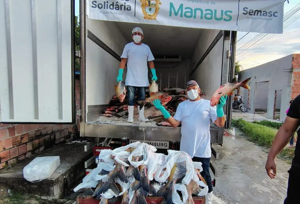Prefeito David Almeida entrega 120 toneladas de pescado e beneficia 45 mil famílias na Semana Santa