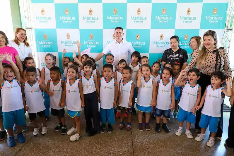 Prefeito David Almeida entrega fardamento e material escolar para mais de 52 mil alunos da educação infantil